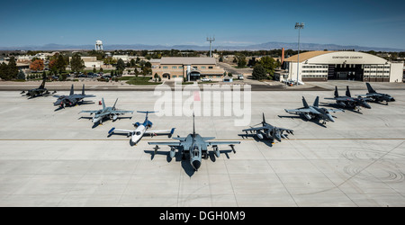 Von links, eine deutsche Luftwaffe AG-51 Tornado, Republik Singapur F-15SG, Royal Canadian Air Force CF-18 Hornet, GAF LearJet, GAF Tornado, US Marines Harrier, US Navy EA - 18G Growler, US Air Force F-15E Strike Eagle und ein weiteres GAF Tornado sit Stockfoto