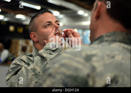 SPANGDAHLEM AIR BASE, Deutschland – techn. Sgt. Damian Horton, 52. Aircraft Maintenance Squadron Flightline Montagesäule von Cooper City, Florida, erhält seine Grippe Nebel Injektion während eines medizinischen Trainings 16. Oktober 2013. 52. Notfall Gesundheitsamt Hebel Stockfoto