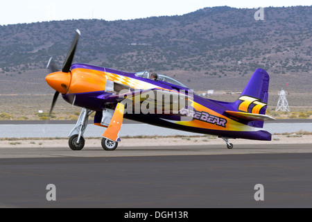 Unlimted Air Racer "Rare Bear" Rollen nach einem Hitze-Rennen. Stockfoto