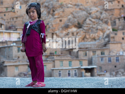 Kleines Mädchen stand vor Palangan Old Village, Iran Stockfoto