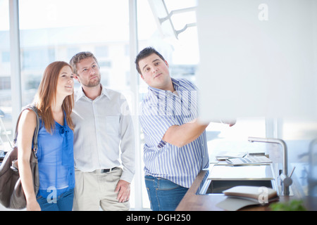 Junges Paar und Verkäufer in Küche showroom Stockfoto