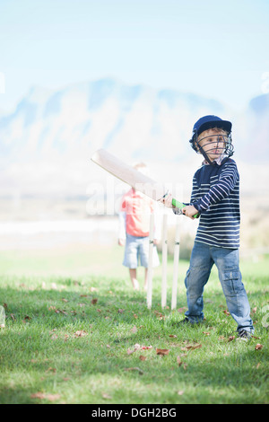 Jungs spielen cricket Stockfoto