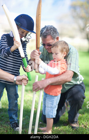 Jungen und Großvater Cricket Stümpfe vorbereiten Stockfoto