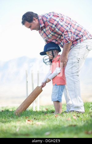 Vater und Sohn spielt cricket Stockfoto