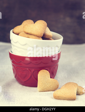 Cookies in Schale in Herzform Stockfoto