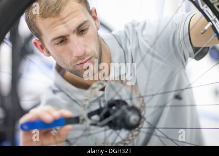 Junger Mann auf dem Fahrrad Stockfoto