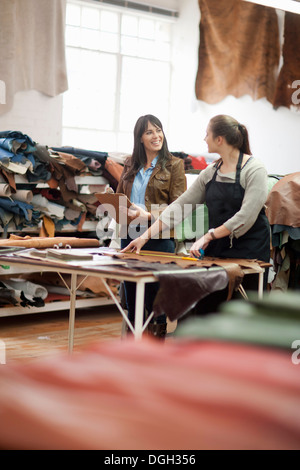 Arbeiter und Manager in der Lederwerkstatt Stockfoto