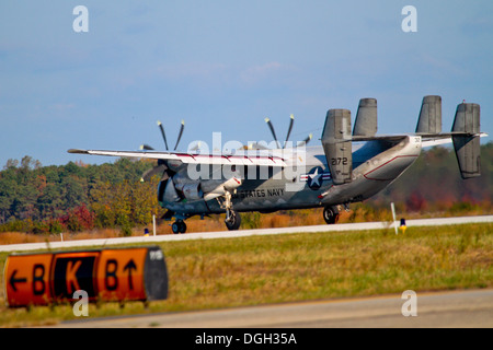 Eine US-Marine C-2A Greyhound von VAW-120 landet auf dem Flughafen von Atlantic City, New Jersey für ein "Touch and Go" Praxis Landung am 18. Oktober. VAW-120, bekannt als die "Greyhawks" basieren aus NAS Norfolk, VA. Stockfoto