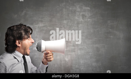 Büroangestellte, die durch ein Megaphon schreien Stockfoto