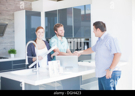 Junges Paar mit Verkäufer in Küche showroom Stockfoto