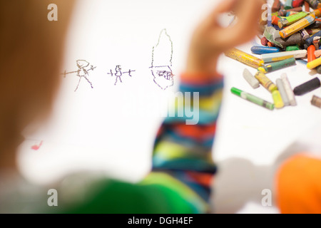 Kind mit Buntstiften zeichnen Stockfoto