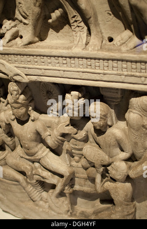 Kalkstein-Stück aus der buddhistischen Stupa von Amaravati. Andhra Pradesh, Indien.   "Schätze der Kulturen der Welt" Stockfoto