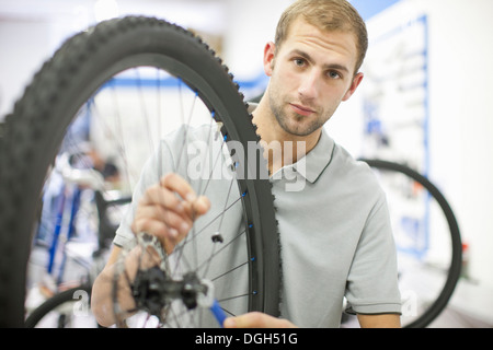 Junger Mann auf dem Fahrrad Stockfoto