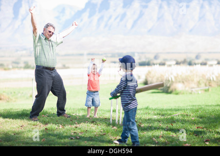 Jungen Großvater spielen cricket Stockfoto