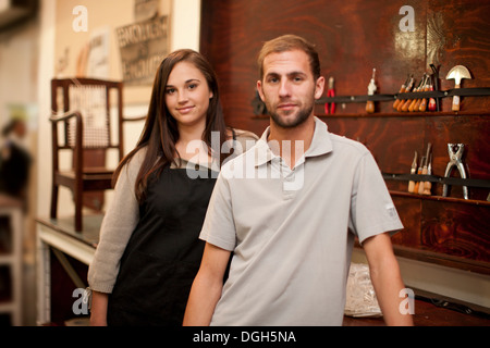 Junger Mann und Frau in der Möbelwerkstatt Stockfoto