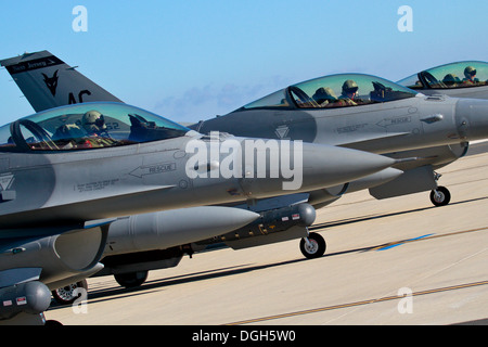 US Air Force F - 16C Fighting Falcons aus New Jersey Air National Guard 119. Fighter Squadron, 177. Kämpfer-Flügel "Jersey Devils," bereiten auf einem Trainingsflug am 18. Oktober in Atlantic City Air National Guard Base, N.J. Stockfoto