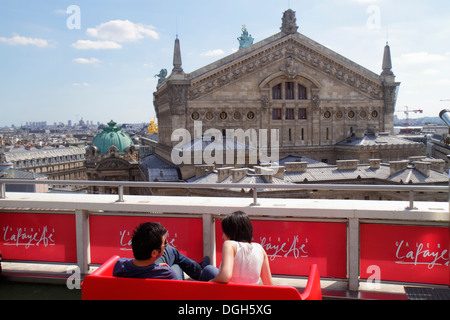 Paris Frankreich, Luftaufnahme, Dächer, Skyline der Stadt, Galleries Lafayette Terrassenbeobachtung mit Blick auf die Aussichtsplattform, Palais Garnier Opera National de Paris, asiatischer Mann