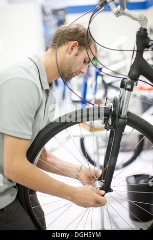 Junger Mann auf dem Fahrrad Stockfoto