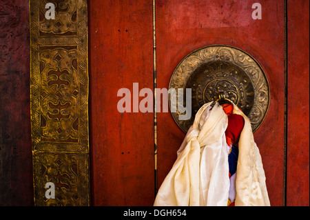 Alte Tür im buddhistischen Kloster Tempel mit alten Türklinke und Quaste verziert. Indien, Ladakh, Diskit Kloster Stockfoto