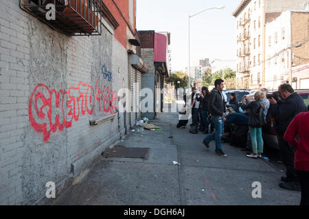 New York, USA. 21. Oktober 2013. Streetart-Fans strömen in der Melrose-Nachbarschaft von der Bronx in New York auf Montag, 21. Oktober 2013, die 21. Ausgabe von Banksy-Graffiti-Kunst zu sehen. Die schwer fassbare Streetart-Künstler schafft Werke rund um die Stadt jeden Tag im Laufe des Monats Oktober.  Bildnachweis: Richard B. Levine/Alamy Live-Nachrichten Stockfoto