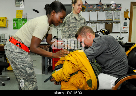 US Staff Sgt Jasmine Chambers, 99. Expeditionary Reconnaissance Squadron physiologische Abteilung Supporttechniker, hilft Stockfoto