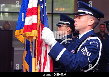 Mitglieder des 4. Kämpfer-Flügel-Ehrengarde veröffentlichen die Farben während der Hispanic Heritage Month Mittagessens an Seymour Johnson Air Force Base, North Carolina, 11. Oktober 2013. Hispanic Heritage Month feiert man vom Sept. 15, bis 15. Oktober jeden Jahres und Höhepunkte der eine Stockfoto