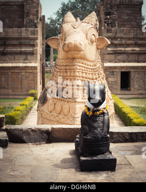 Statue von Nandi Bull vor Gangaikonda Cholapuram Tempel. Süd-Indien, Tamil Nadu, Thanjavur (Trichy) Stockfoto