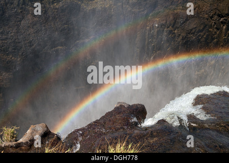 Nahaufnahme des Wassers und der doppelte Regenbogen, Viktoriafälle, seitens der Sambia, Afrika Stockfoto