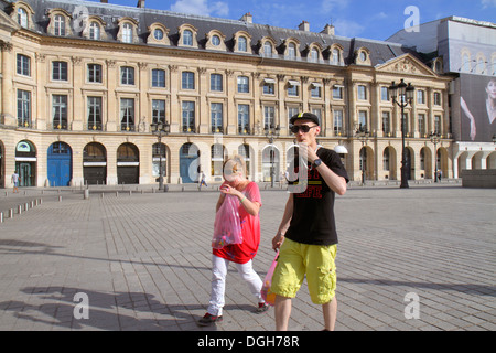 Paris Frankreich, Europa, Frankreich, 9. Arrondissement, Place Vendôme, Erwachsene Erwachsene Erwachsene Männer Männer, Erwachsene, Erwachsene, Frau Frauen, Frau, Paar, Besucher reisen Stockfoto