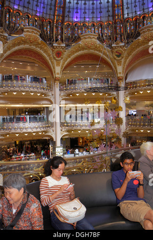 Paris Frankreich,th Arrondissement,Boulevard Haussmann,Galerien Lafayette,Kaufhaus,Shopping Shopper Shopper Shopper Shops Markt Kauf Verkauf,Stor Stockfoto