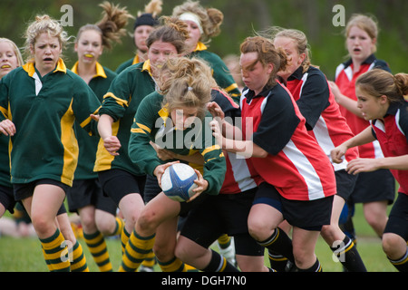 Mädchen Ball fängt im Rugby-Spiel Stockfoto