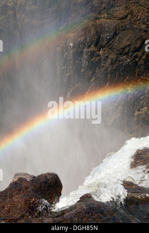 Nahaufnahme des Wassers und der doppelte Regenbogen, Viktoriafälle, seitens der Sambia, Afrika Stockfoto