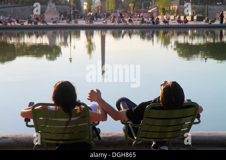 Paris Frankreich,8. Arrondissement,Place de la Concorde,Tuileries Garden,Jardin des Tuileries,Park,Bäume,Stühle,Anwohner,Ausruhen,Entspannen,Frau w Stockfoto