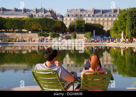 Paris Frankreich,8. Arrondissement,Place de la Concorde,Tuileries Garden,Jardin des Tuileries,Park,Bäume,Stühle,Anwohner,Ausruhen,Entspannen,Frau w Stockfoto