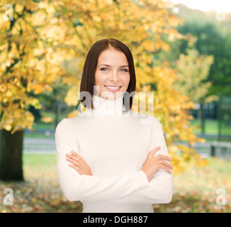 lächelnde Frau in weißer Pullover Stockfoto