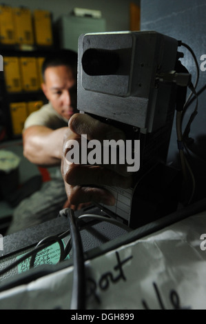 Senior Airman Francis Nacapui, 99. Expeditionary Reconnaissance Squadron physiologische Abteilung Supporttechniker, führt Stockfoto