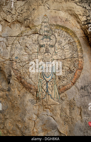 Avalokiteshvara Buddha gemalt auf dem Felsen im Atlantis, versteckt vor Ort auf Ibiza Stockfoto