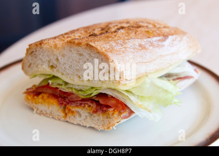 Typische spanische Sandwich mit Schinken, Käse und Baguette gemacht Stockfoto