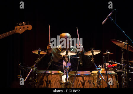 Oakland, Kalifornien, USA. 19. Oktober 2013. Afrikanische Trommler DODOO ABASS führen mit der Verwirrung der Jazz Band in der ausverkauften Yoshi Jazz Club. (Kredit-Bild: © Jerome Brunet/ZUMA Press) Stockfoto