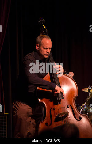 Oakland, Kalifornien, USA. 19. Oktober 2013. Bassist ALEC DANKWORTH führt mit der Verwirrung der Jazz Band in der ausverkauften Yoshi Jazz Club. (Kredit-Bild: © Jerome Brunet/ZUMA Press) Stockfoto