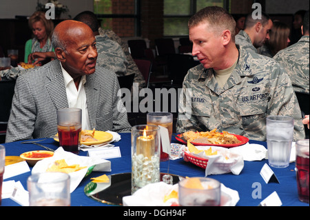 Bürgermeister Al King, Stadt von Goldsboro, spricht mit US Air Force Colonel Evan Pettus, 4. Kämpfer-Flügel-Vice-Kommandant, während Hispanic Heritage Month Mittagessens an Seymour Johnson Air Force Base, North Carolina, 11. Oktober 2013. Die Veranstaltung richtete sich an alle Mitglieder des Team Sey Stockfoto