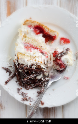 Erdbeere Stracciatella-Kuchen mit Schokolade locken an der Spitze Stockfoto