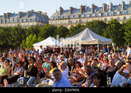 Paris Frankreich, 8. Arrondissement, Tuileries Garden, Jardin des Tuileries, Park, kostenloses Musikkonzert, Publikum, Männer, Männer, Erwachsene, Erwachsene, Frauen, Ha Stockfoto