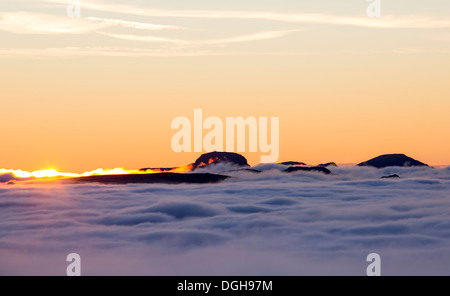 Großen Giebel aus roten Geröllhalden in der Seenplatte, Cumbria, UK, mit Tal Cloud verursacht durch eine Temperatur-Inversion. Stockfoto