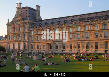 Paris Frankreich, 1. Arrondissement, Place du Carrousel, Louvre Art Museum, Musée du Louvre Palace, Außenansicht, Rasen, Mann, Männer, Erwachsene, Erwachsene, Frau fema Stockfoto