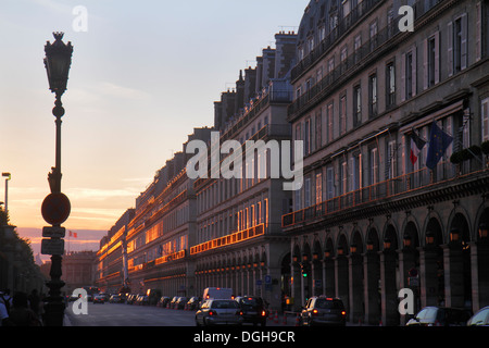 Paris Frankreich, 1. Arrondissement, Rue du Rivoli, Laternenpfosten, Haussmann-Eigentumswohnung, Wohnanlage, Wohnung, Wohnungen, Wohnung, Gebäude, Gebäude, Hotels, Sonnenuntergang, Fr. Stockfoto