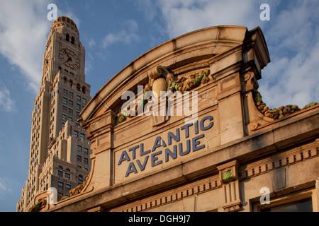 Die Williamsburgh Savings Bank Tower und Atlantic Avenue, Innenstadt von Brooklyn, New York Stockfoto