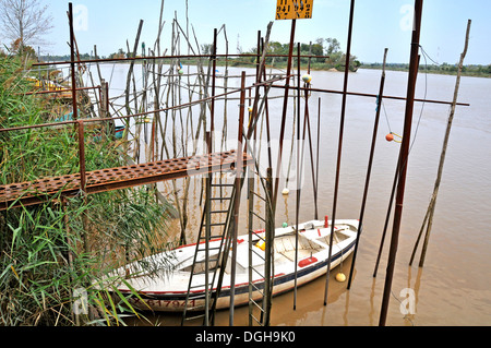 Kleines Boot am Flussufer der Gironde-Flussmünde, Medoc, Nouvelle Aquitanien, Frankreich Stockfoto