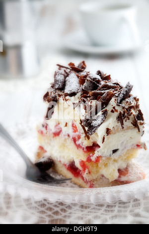 Erdbeere Stracciatella-Kuchen mit Schokolade locken an der Spitze Stockfoto