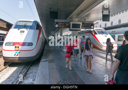 Trenitalia-Züge kommen am Bahnhof von Venedig, Passagiere zu Fuß entlang der Plattform, Venedig Italien, Europa Stockfoto